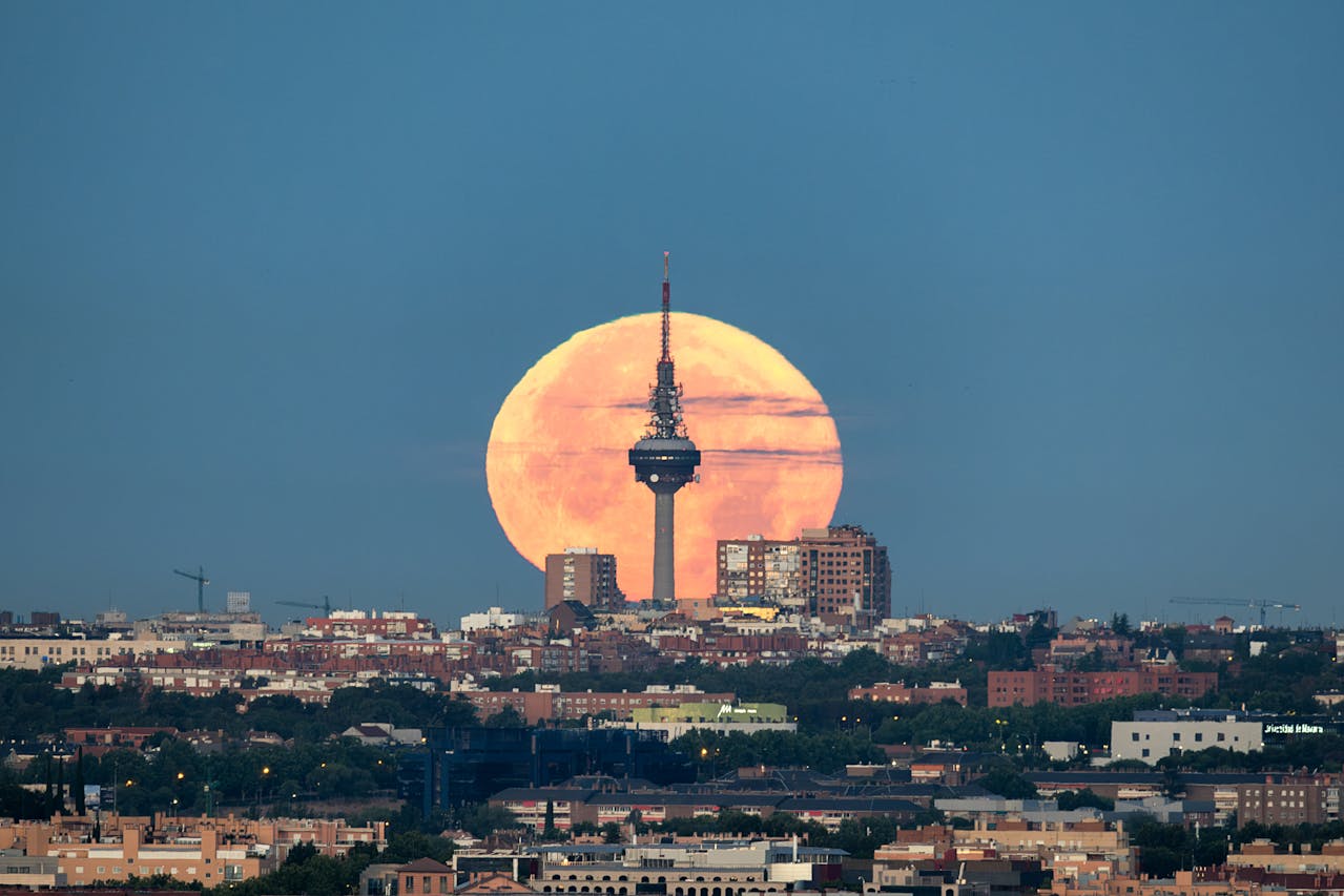 Madrid Nocturno: Bares, Restaurantes y Planes para Disfrutar de la Ciudad Después del Atardecer