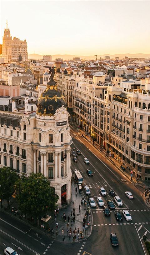 Edificio Metrópolis y Gran Vía de Madrid al atardecer (ilustración)